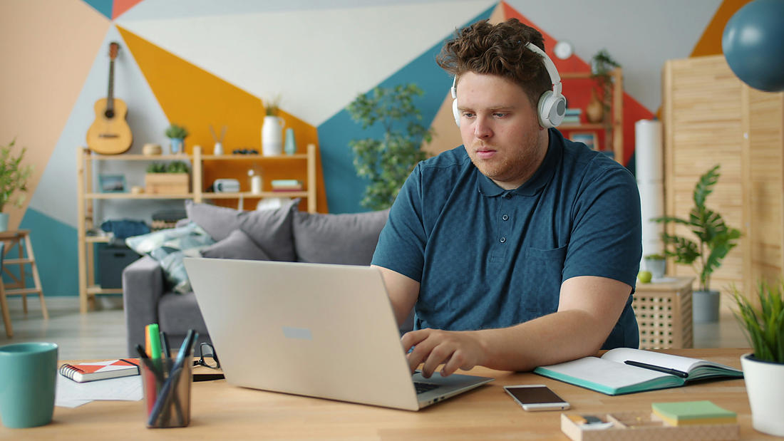 Remote Interview Setter Jobs for Beginners laptop and scheduling work